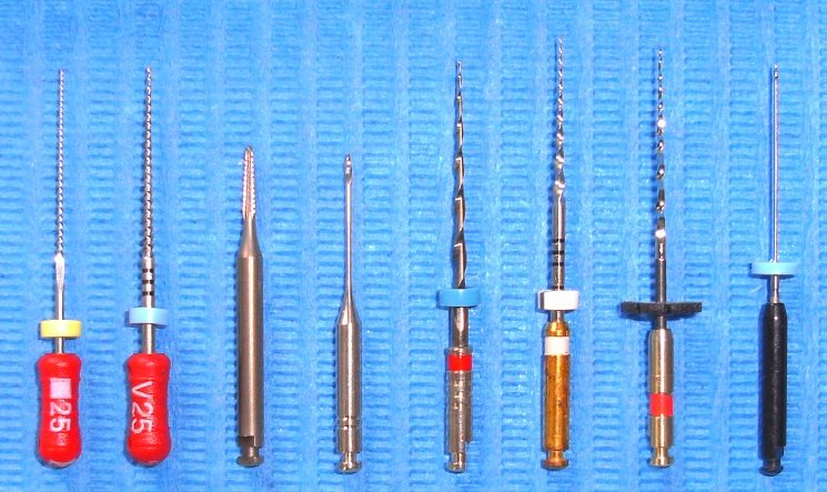 Limas endodónticas: Limas para limpiar y dar forma a los conductos.