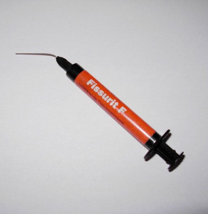 Sellante fluido fotopolimerizable: Jeringa de sellante para fosas y fisuras.